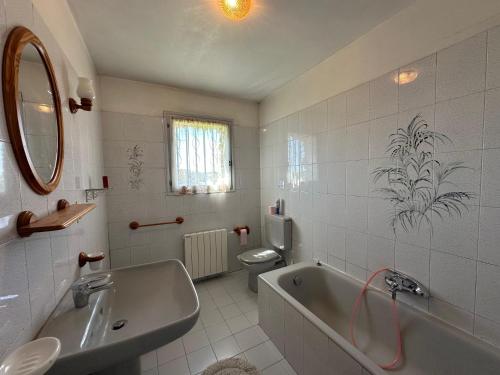 une salle de bain avec une baignoire, des toilettes et un lavabo dans l'établissement La Dolce Vita Haut de villa avec jardin terrasse barbecue babyfoot parking entre Aix et Marseille, à Simiane-Collongue