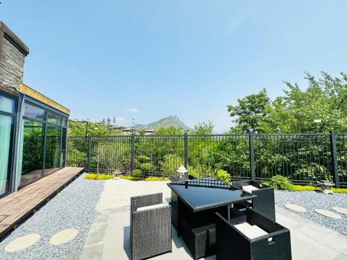 Gambar di galeri bagi Dream Back Great Wall Boutique Villas in Beijing's Gubei Water Town di Simataicun