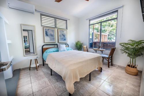 Postel nebo postele na pokoji v ubytování Coastal Oceanfront Hideaway w 3BR & Private Deck