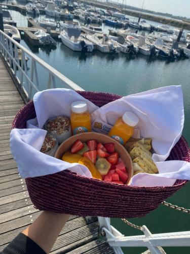 Đồ ăn tại/gần thuyền