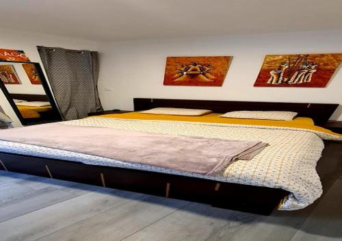 une chambre avec un grand lit dans une pièce dans l'établissement Le 39 Dole Appartement industriel au cœur de Dole, à Dole