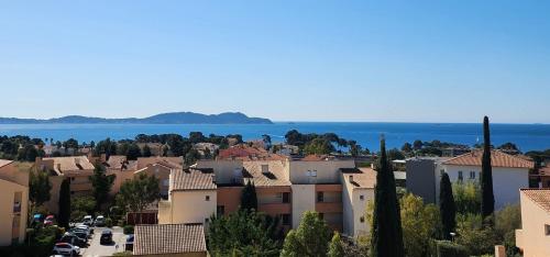 Charmant duplex vue mer panoramique sur le Golfe de Giens avec piscine