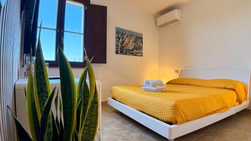 a bedroom with a bed and a plant in it at B&b Domo La Laguna in Càbras