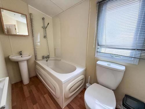 Ένα μπάνιο στο Great Caravan At Breydon Water Holiday Park, Ref 10086B