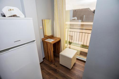 Kuchyň nebo kuchyňský kout v ubytování JBH Hotel