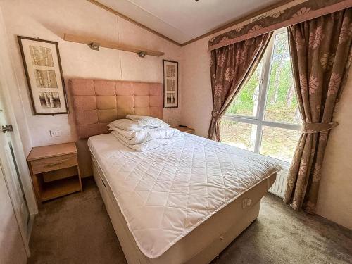 une petite chambre avec un lit et une fenêtre dans l'établissement 8 Berth Caravan For Hire At Wild Duck Holiday Park In Norfolk Ref 11269Mc, à Great Yarmouth