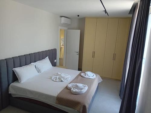 Ένα ή περισσότερα κρεβάτια σε δωμάτιο στο Wesley apartment Qerret