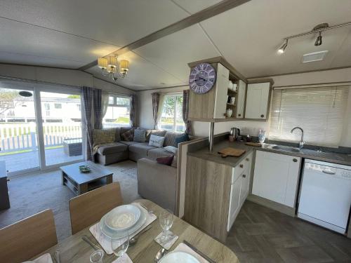 Gallery image of Lovely Caravan At Manor Park, Nearby Hunstanton Beach In Norfolk Ref 23049S in Hunstanton