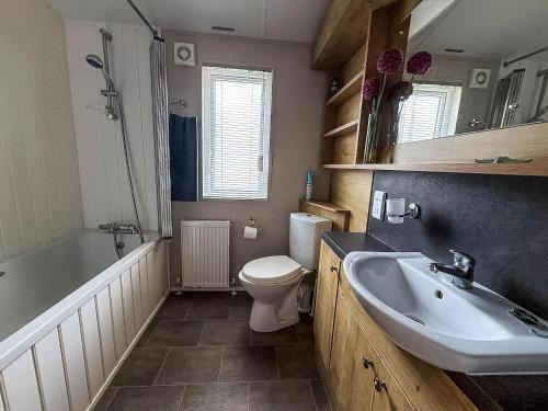 Ένα μπάνιο στο Beautiful Lodge With Decking In Norfolk, At Breydon Water Park Ref 10045B