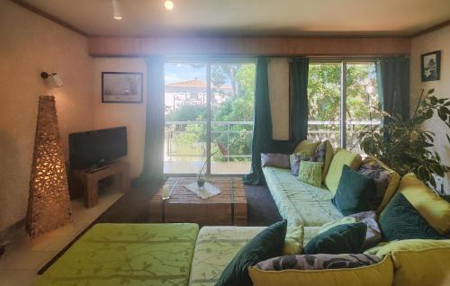 Μια τηλεόραση ή/και κέντρο ψυχαγωγίας στο Stunning Home In Tourbes