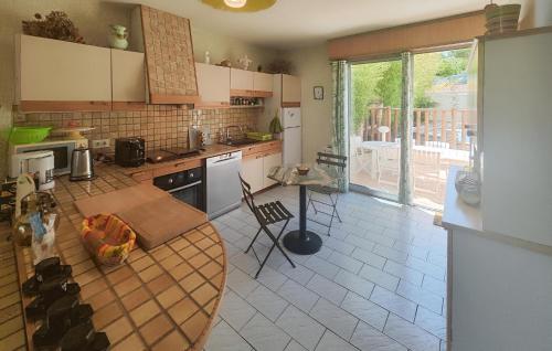 une cuisine avec un comptoir et une table à l'intérieur dans l'établissement Stunning Home In Tourbes, à Tourbes