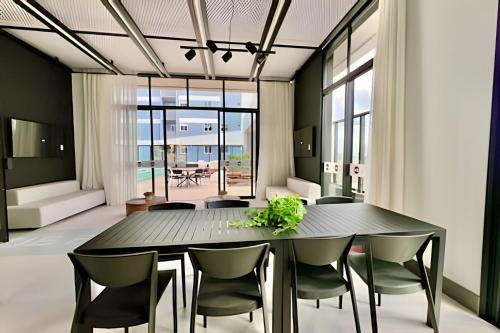 een eetkamer met een zwarte tafel en stoelen bij Memoravel, Com Estilo e com gosto in Curitiba