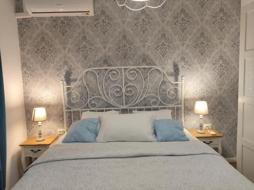 ein Schlafzimmer mit einem Bett mit zwei Nachttischen und zwei Lampen in der Unterkunft Luka in Pridraga