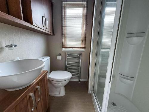 a bathroom with a sink and a toilet and a shower at Stunning Caravan With Full Sea Views At Hopton Haven Ref 80044S in Great Yarmouth