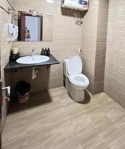 a bathroom with a toilet and a sink at Sky Night Hotel in Bồ Sơn