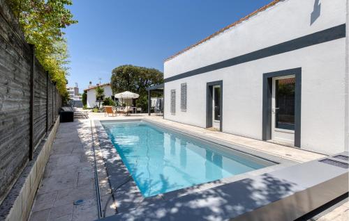 ein Swimmingpool im Hinterhof eines Hauses in der Unterkunft Stunning Home In Royan in Royan