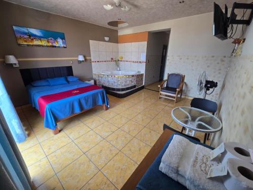a bedroom with a bed and a tub and a sink at Hotel los angeles in Huaral