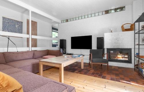 Televisyen dan/atau pusat hiburan di 3 Bedroom Beautiful Home In Græsted