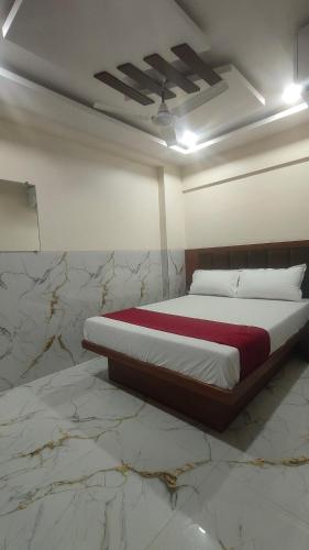 Ένα ή περισσότερα κρεβάτια σε δωμάτιο στο Hotel Samrat Palace 2