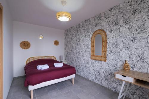 - une chambre avec un lit et un mur recouvert de papier peint dans l'établissement Le Penhoët -Proche Gare St Nazaire, à Saint-Nazaire