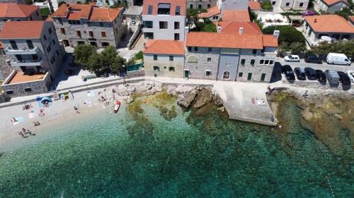 an aerial view of a beach with people in the water at Apartmani Banić Apartman 5 in Postira