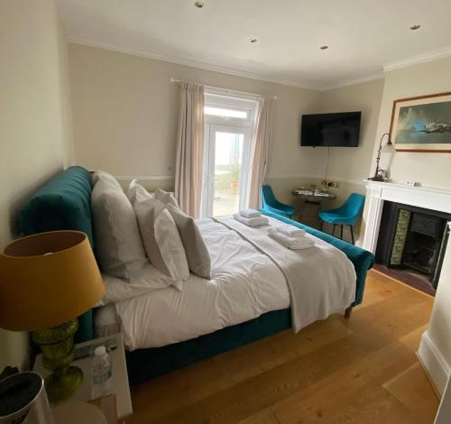 Ein Bett oder Betten in einem Zimmer der Unterkunft The Ship Inn - Sandgate