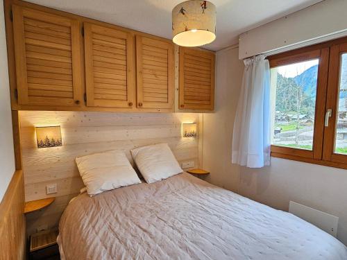 une chambre avec un lit et une fenêtre dans l'établissement Cocooning apartment- 2 personnes - FR-1-198-221, à Châtel