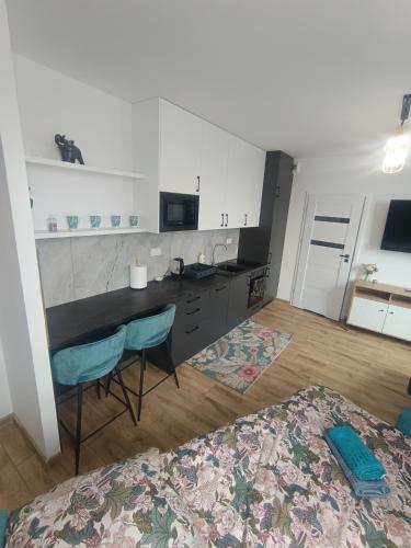 Una cocina con una mesa y sillas en una habitación. en Apartament Exclusive, en Rzeszów