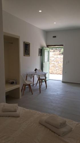 a living room with a table and a dining room at Arkesini Apartments in Arkesíni