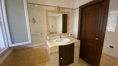 un baño con lavabo y espejo en La Casa Di Maria, en Carini