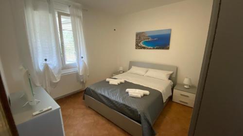 Un dormitorio con una cama con dos toallas encima. en La Casa Di Maria, en Carini