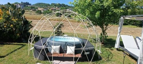 Κήπος έξω από το Country Chic Antico Casale - piscina idromassaggio lettini, solarium, cinema experience, wifi, parcheggio