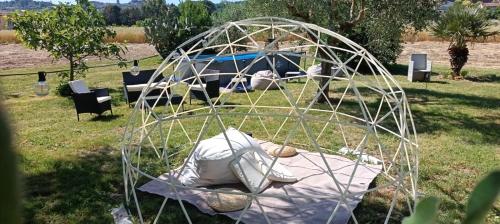 Κήπος έξω από το Country Chic Antico Casale - piscina idromassaggio lettini, solarium, cinema experience, wifi, parcheggio