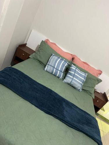ein Bett mit zwei Kissen darauf in der Unterkunft Orla Flats - Apartamento 04 in Bragança