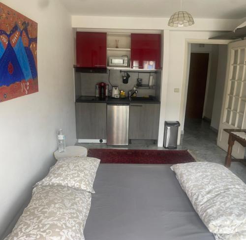 un dormitorio con una cama grande y una cocina en Studio 112, en Niza