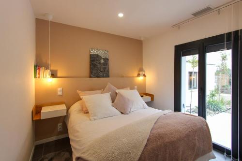 une chambre avec un lit et une fenêtre dans l'établissement Villa rosalie L'Isle-sur-la-Sorgue, à LʼIsle-sur-la-Sorgue