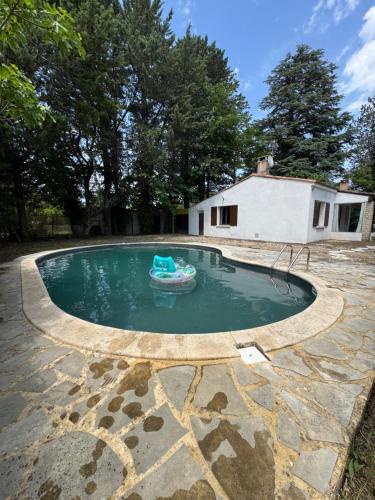 Piscina a La maison vauclusienne o a prop