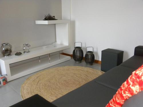a living room with a couch and a table at Casa Alto da Ladeira in Prainha de Baixo