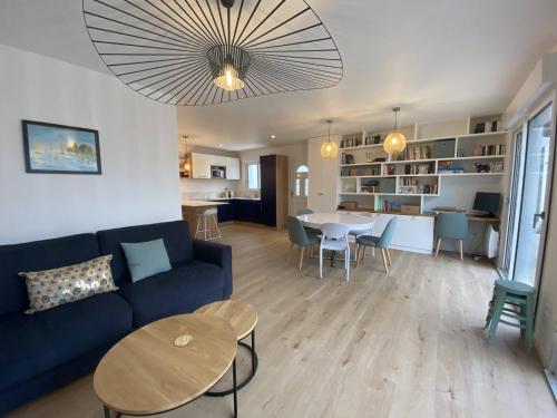 un salon avec un canapé bleu et une table dans l'établissement La Villa du Gillieux, à Saint-Clément-des-Baleines