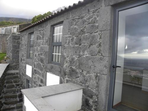 a stone house with a view of the ocean at Casa Alto da Ladeira in Prainha de Baixo