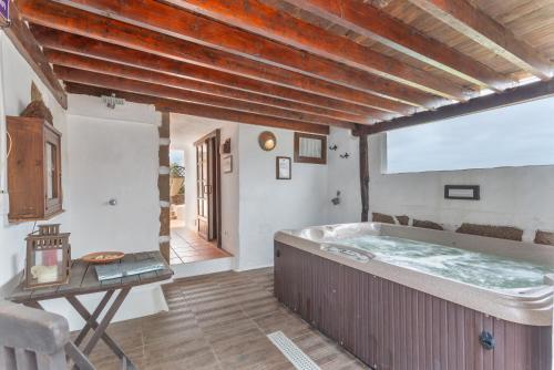a large bathroom with a tub in a room at Casa Rural La Molina in Máguez