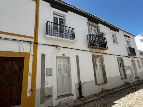 Stylish townhouse with gallery in the heart of Tavira for two