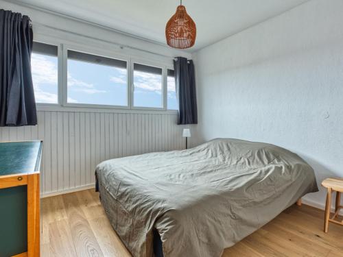 une chambre avec un lit, un bureau et des fenêtres dans l'établissement Apartment Les Océanides-20 by Interhome, à Lacanau