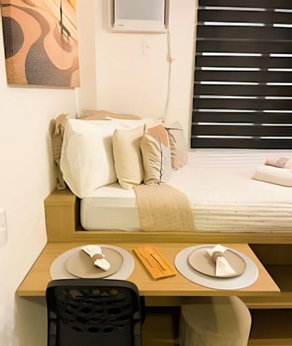 a bedroom with a bed and a desk with two hats at Queridinho Studio centro+Piscina+Netflix+WiFi in Rio de Janeiro