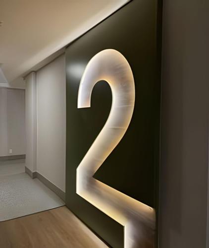 a number on the wall of a room at Queridinho Studio centro+Piscina+Netflix+WiFi in Rio de Janeiro
