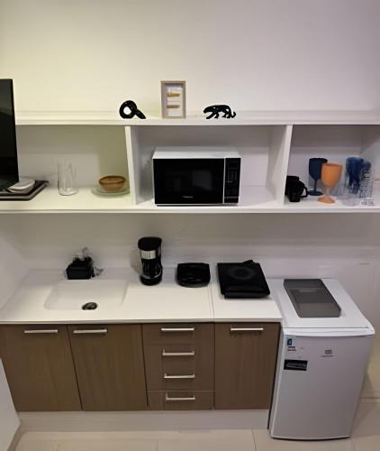 a kitchen with a counter top with a microwave at Queridinho Studio centro+Piscina+Netflix+WiFi in Rio de Janeiro