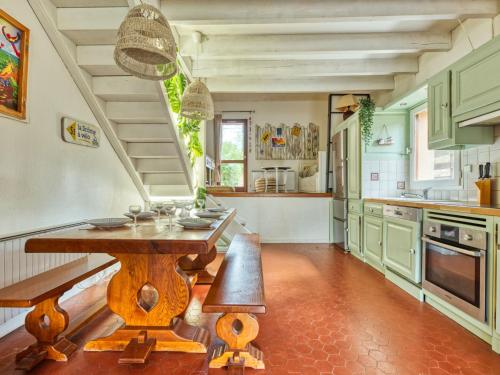 - une cuisine avec une table en bois dans une chambre dans l'établissement Holiday Home Les Cracks - Les As-11 by Interhome, à Lacanau