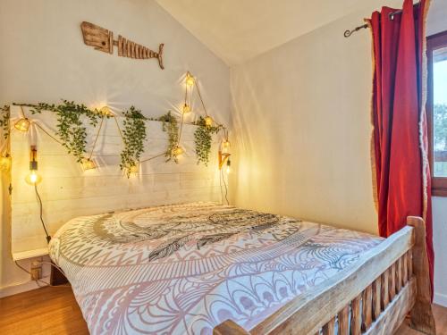 une chambre avec un lit dans une pièce dans l'établissement Holiday Home Les Cracks - Les As-11 by Interhome, à Lacanau