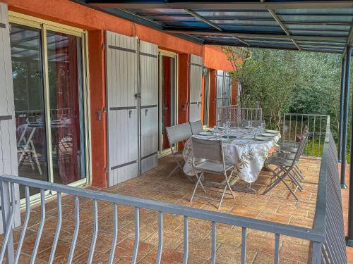 un patio avec une table et des chaises sur un balcon dans l'établissement Villa Lou Clapas by Interhome, à La Londe-les-Maures