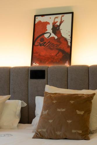 a picture above the headboard of a bed at Hof van In & Wellness in Hasselt